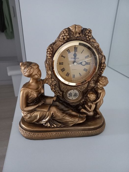 Часы на подставке