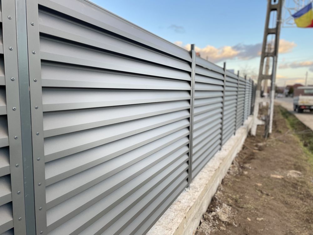 Construim garduri din panouri stil jaluzele, sipca metalica si altele