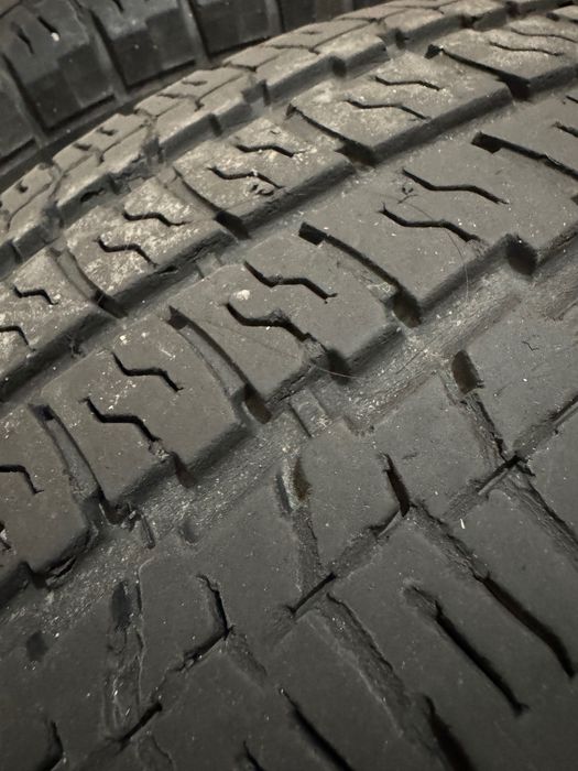 Бусови гуми 225/70/15 -300 лева. 4 броя.