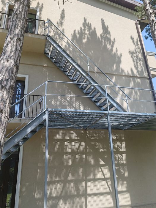 Vindem scări zincate la cerere