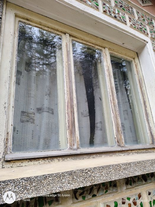 Продавам стара дограма, прозорци и врати, 30 лв, и 70 лв.