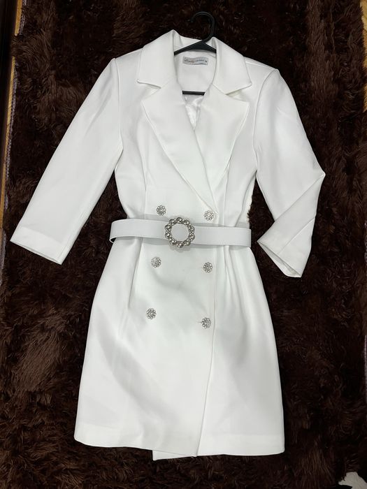 Бяла рокля тип сако