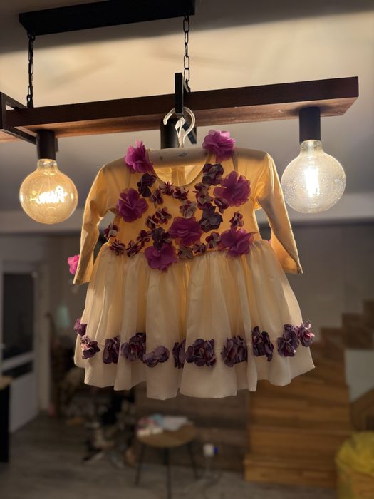 Rochita eleganta cu flori aplicate