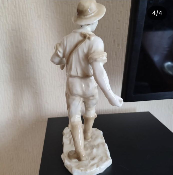 Фарфоровая статуэтка.