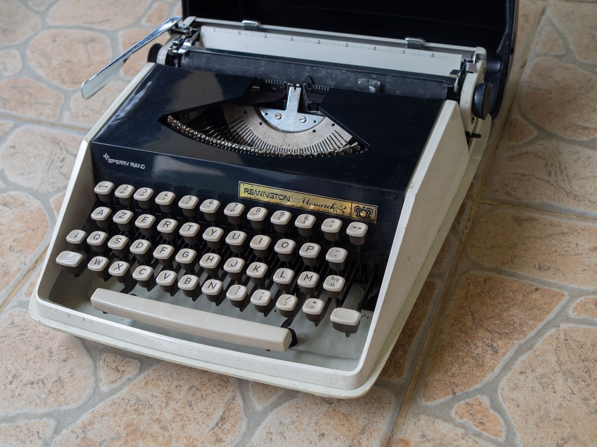 Mașină de scris Remington Monarch II, AZERTY