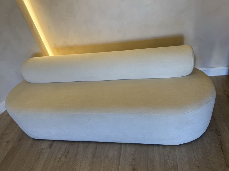 Canapea albă modernă