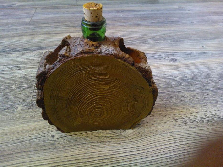 бутилка с дървени фигури