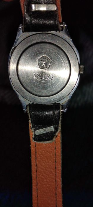 Часовник от СССР антика работи перфектно с батерия.