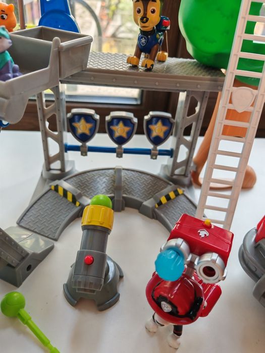 Пес патрул голям пожарникарски камион ѝ спасяване на котка