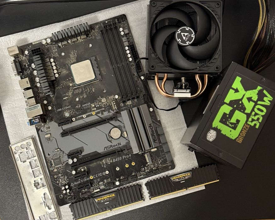 Ryzen 7 5800x+AsRock b450 pro+32 gb ram+ cooler artic+ sursa 550w