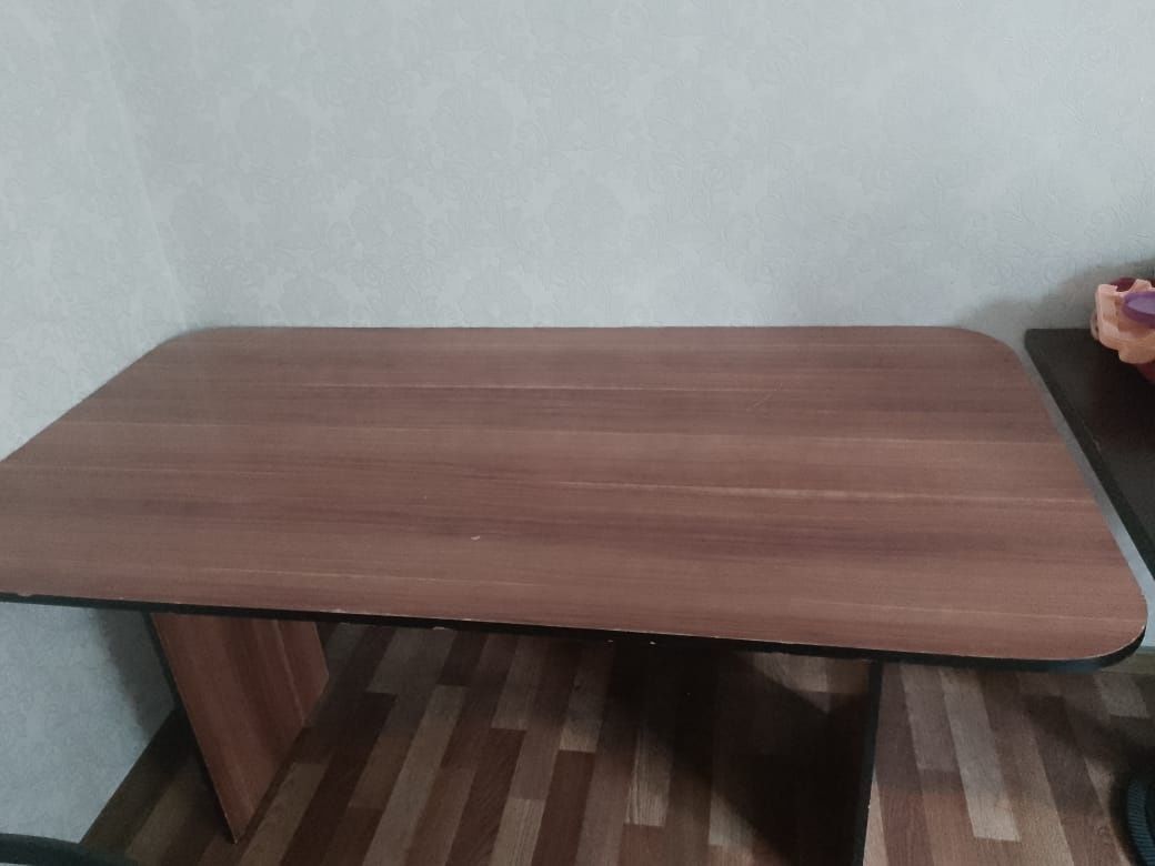 Стол 1 шт,стулья 4 шт