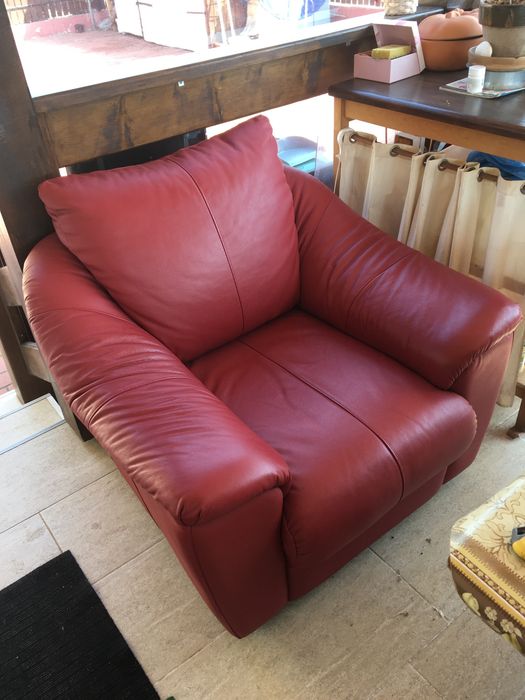 Canapea doua locuri extensibil si un fotoliu