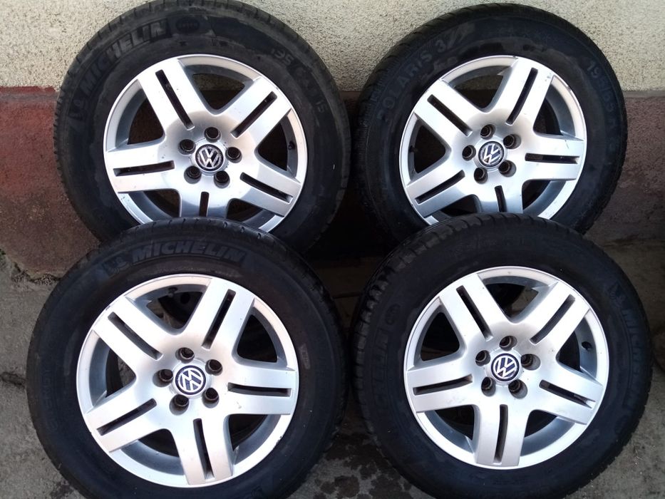 Vând set de 4 jante Volkswagen, dimensiune 195/65 R15, în stare bună.