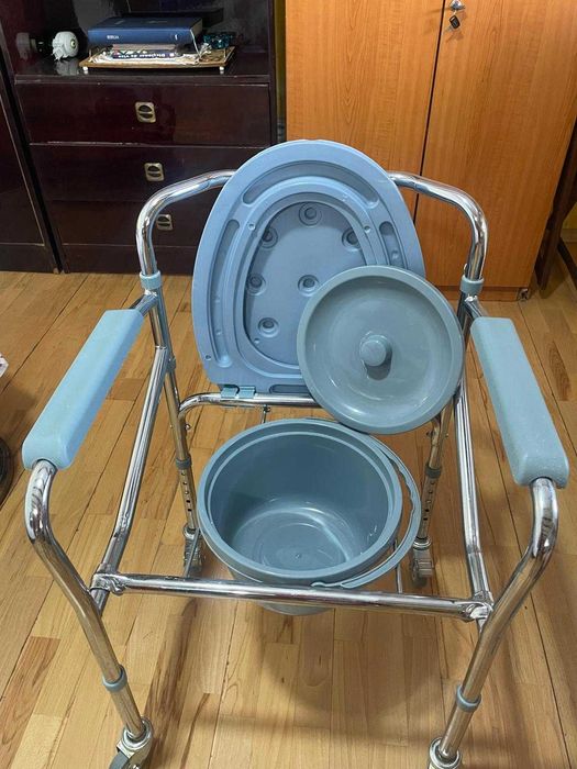 Scaun toaleta batrani cu capac si roti