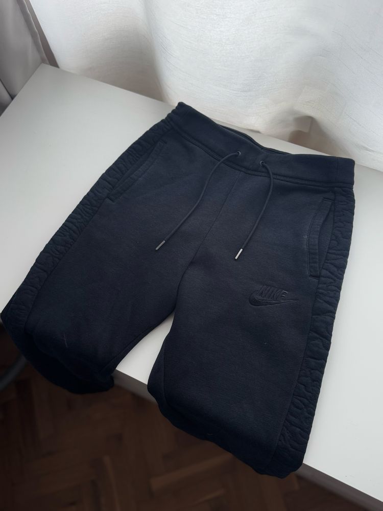 Nike - ватиран дамски анцуг (S)