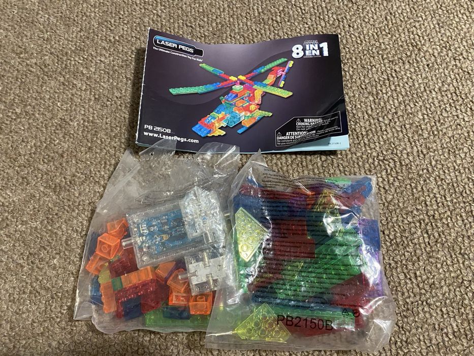 Светещ конструктор хеликоптер като LEGO