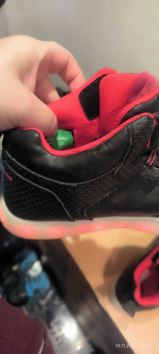 Vând skechers băiat