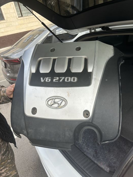Продаю крышку от двигателя на Hundai tukson обьем 2,7