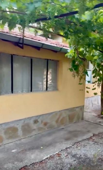 Просторна двуетажна къща с голям двор в с. Овчарово, общ. Търговище