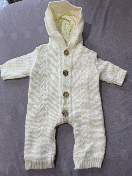 Вязаный ромпер на малыша