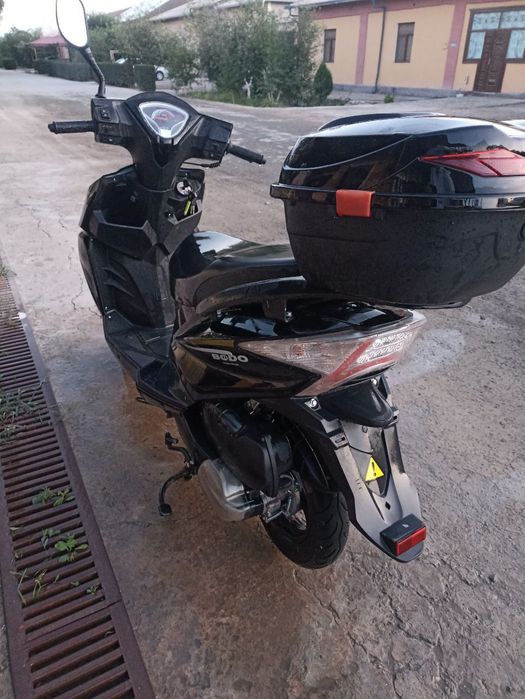 Skuter sotiladi benzinli