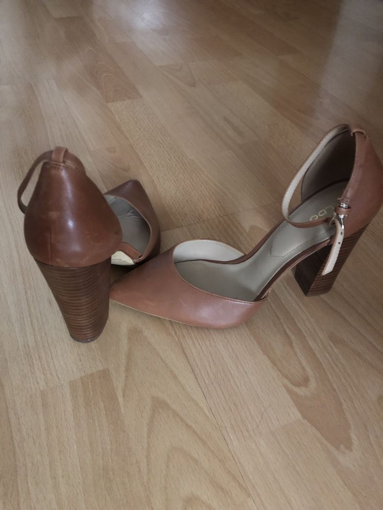 Pantofi cu toc inalt