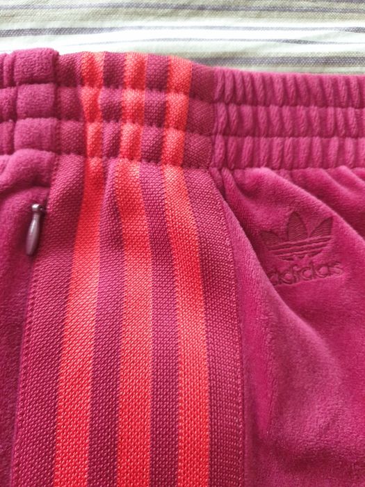 Vand pantaloni Adidas IVY PARK marimea XL