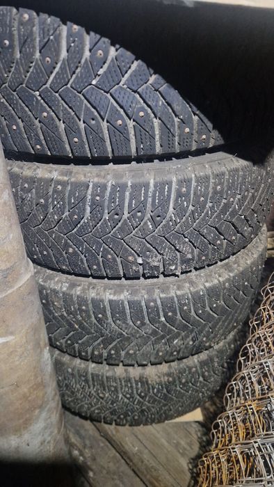 Колеса в сборе. диски и зимняя шипованая резина в хорошем состоянии