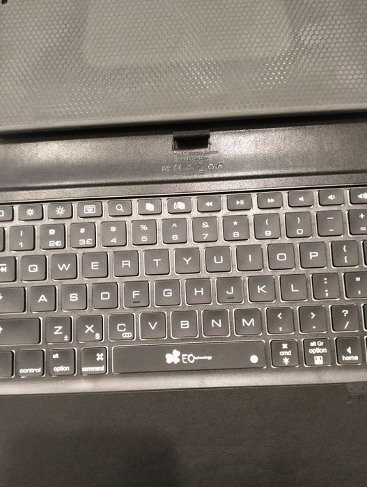 Husa cu tastatura din piele pentru IPad!