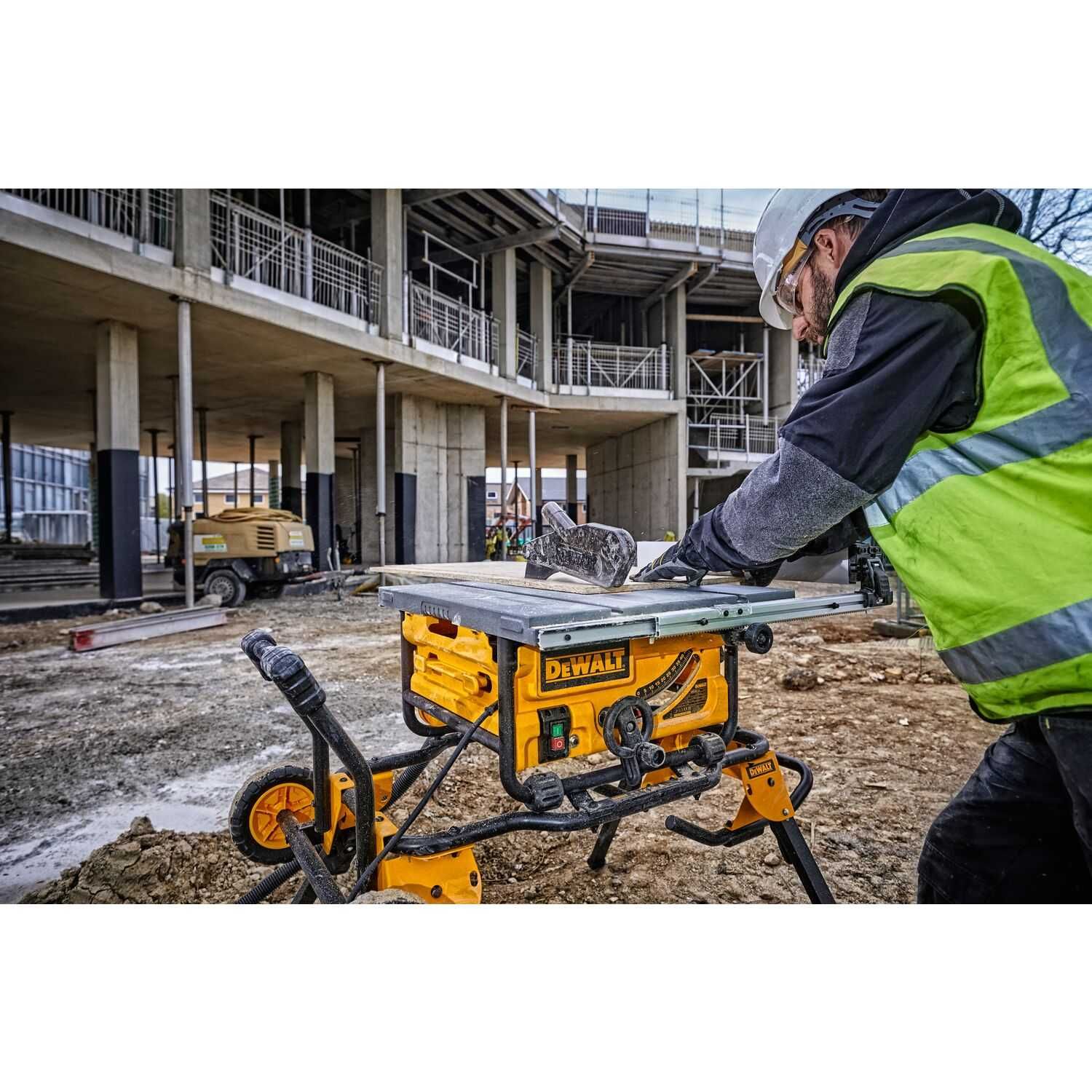Настолен циркуляр с плот и работна маса с колела DeWALT