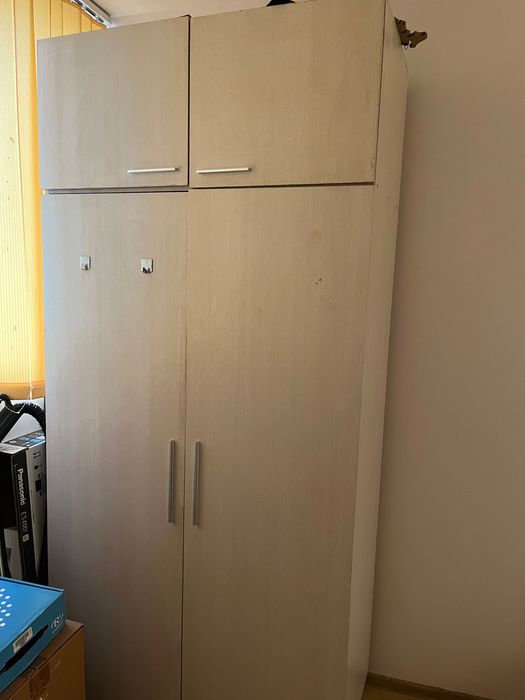 Стари мебели - гардероби, шкафове и маси.