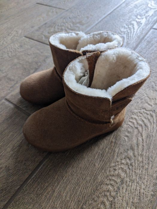 Vând cizme UGG îmblănite