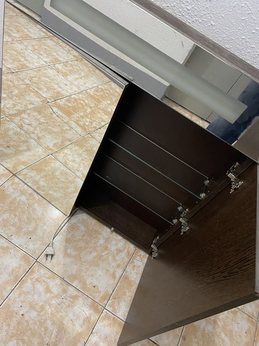 Подвесное зеркало-шкаф