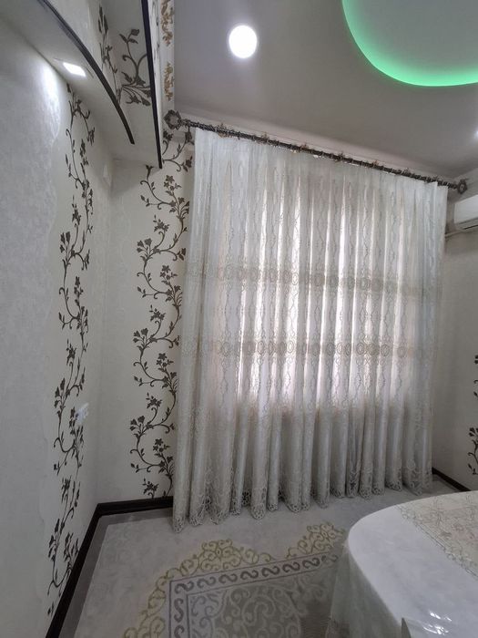 Шторы с карнизом.