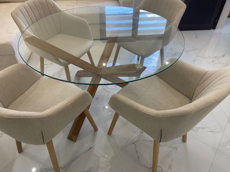 Продавам кръгла стъклена  маса AGERBY
и 4 бр кухненски  столове