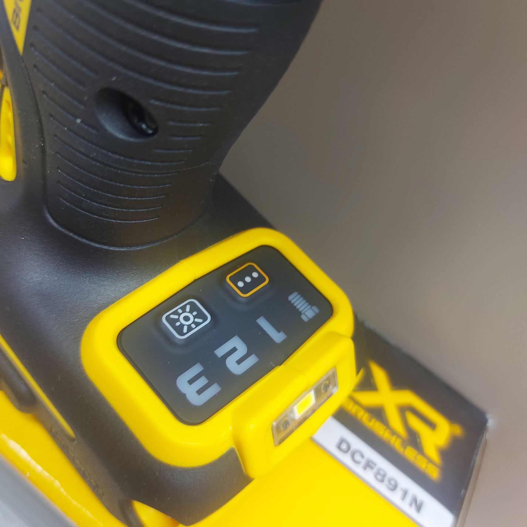 Мощен гайковерт Dewalt DCF891N