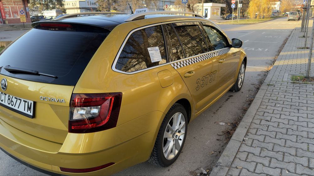 Шкода октавиа 1.6тди Дистроник амбиент реални километри напълно обслуж