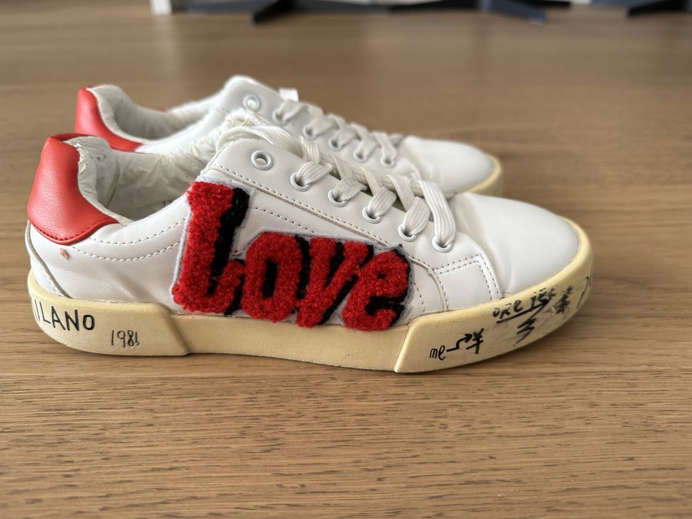 Спортни обувки с надпис Love