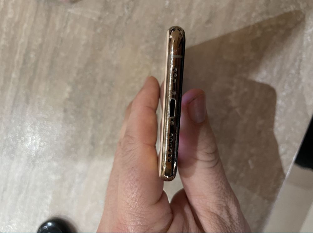İphone xs gold.