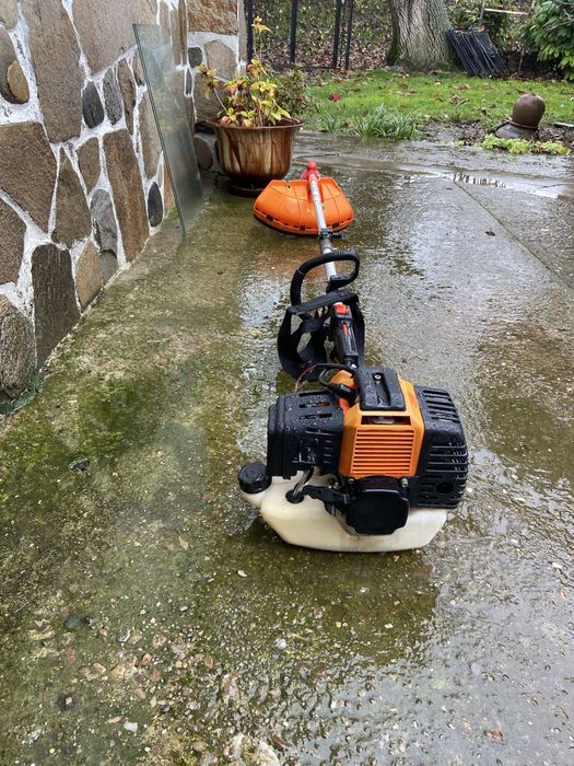 Бензинова пръскачка и тример за трева.