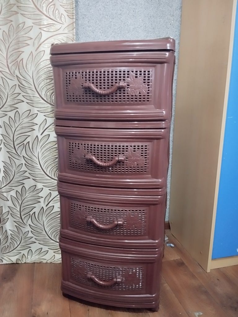 Продам детский шкаф,камод и парту