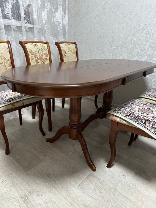 стол обеденный в идеальном состоянии