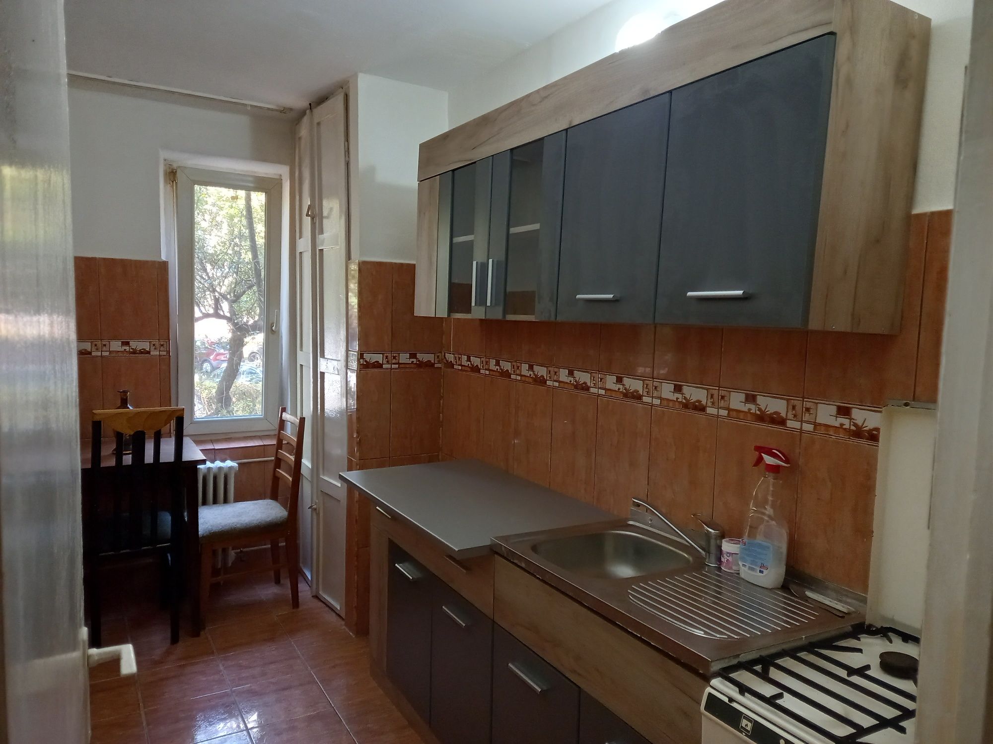 Închiriez apartament cu o cameră în Oradea.