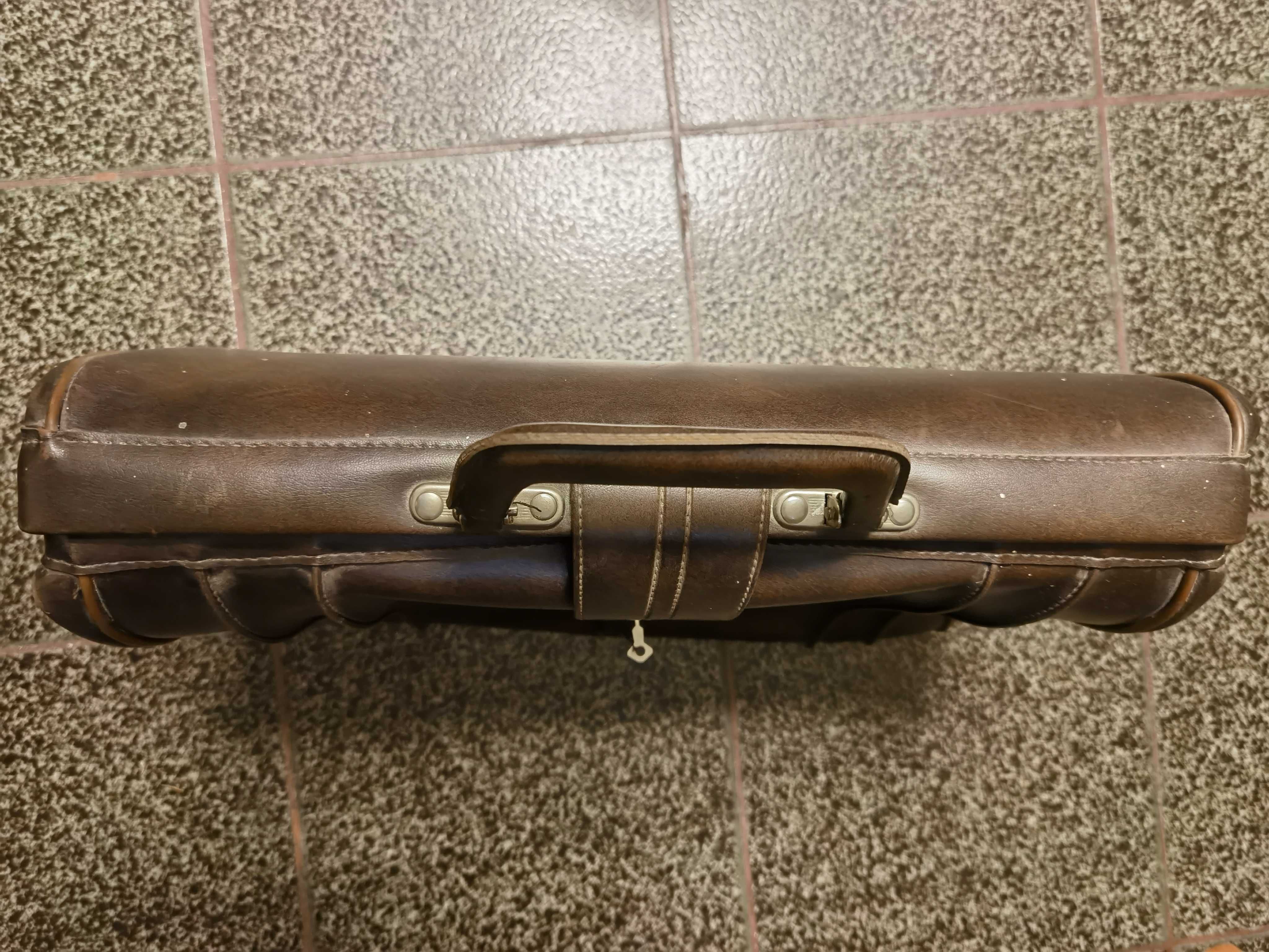 Продавам стара ретро пътническа чанта - куфар