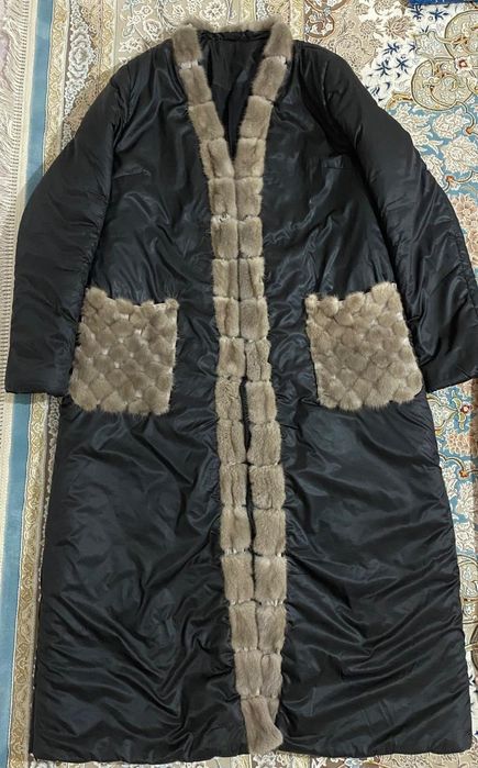 длинный черный пуховик с меховой отделкой