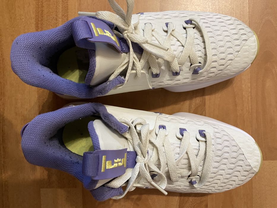Vând Nike Lebron Witness 5 Basketball