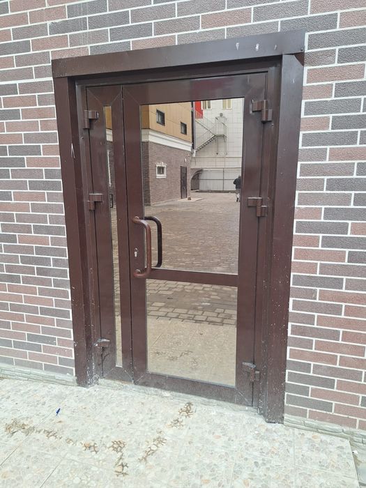 Продам пластиковую дверь