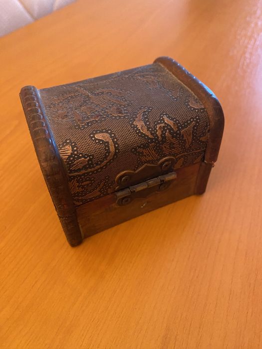 Cutie superba vintage din lemn sculptat pt bijuterii