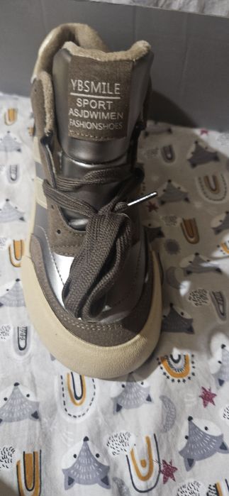 Продам новые осенние кроссовки на флисе.
Продам новые женские кроссовк