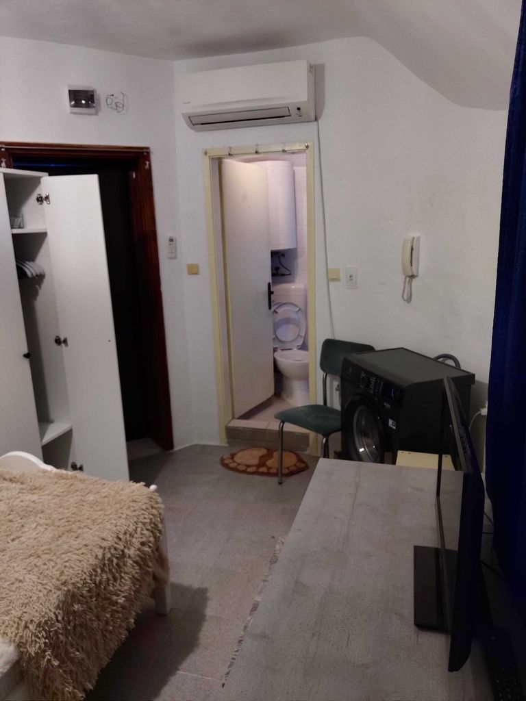 Дава се под наем Едностаен апартамент в Бургас, Център - 24 кв.м за 204 € - Снимка #6